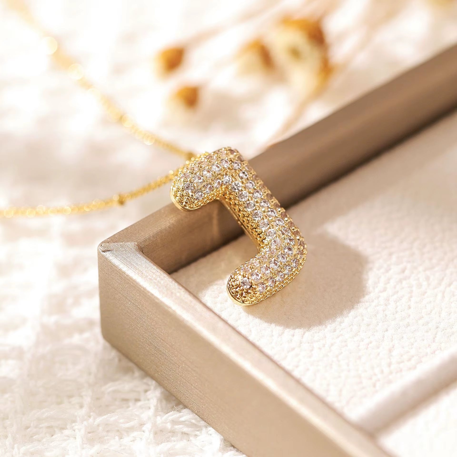 Classics Zircon Inlay Letter Pendant Necklace Fashion Gold Color for Women Couple Holiday Gift Party Everyday Jewelry