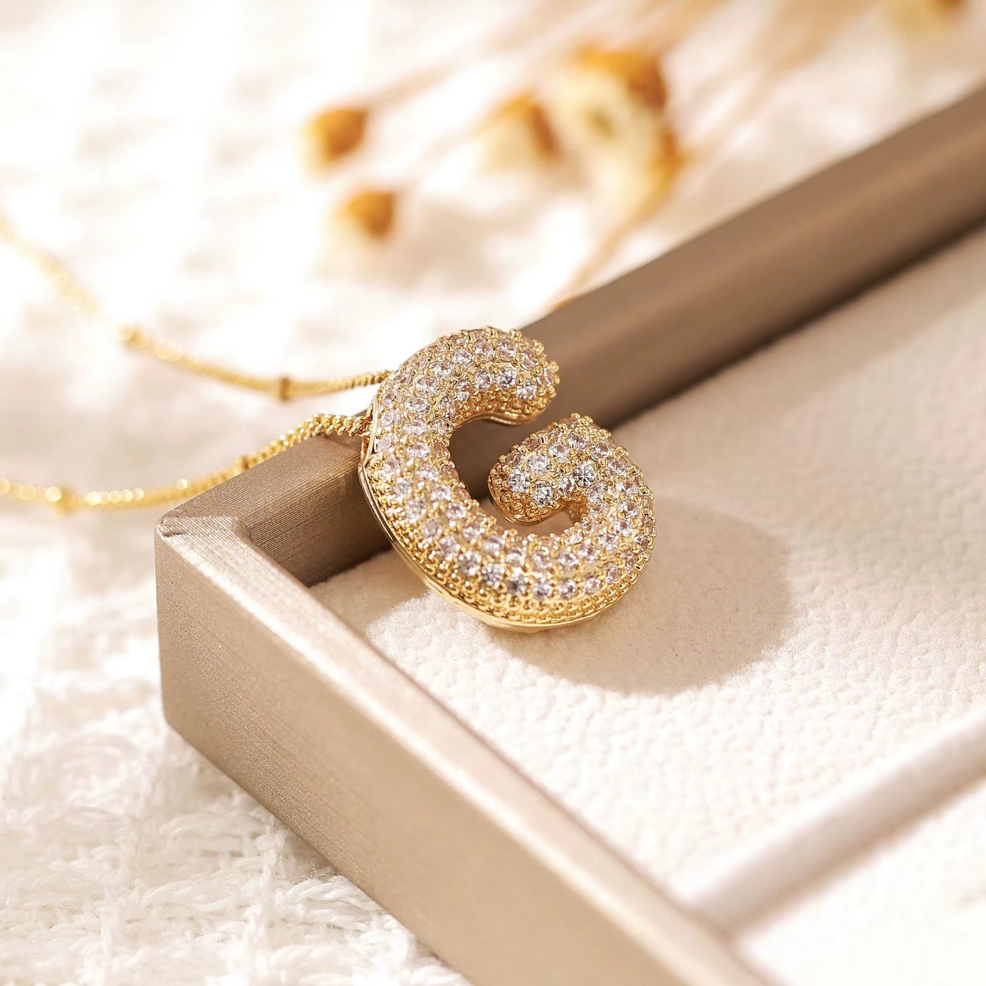 Classics Zircon Inlay Letter Pendant Necklace Fashion Gold Color for Women Couple Holiday Gift Party Everyday Jewelry