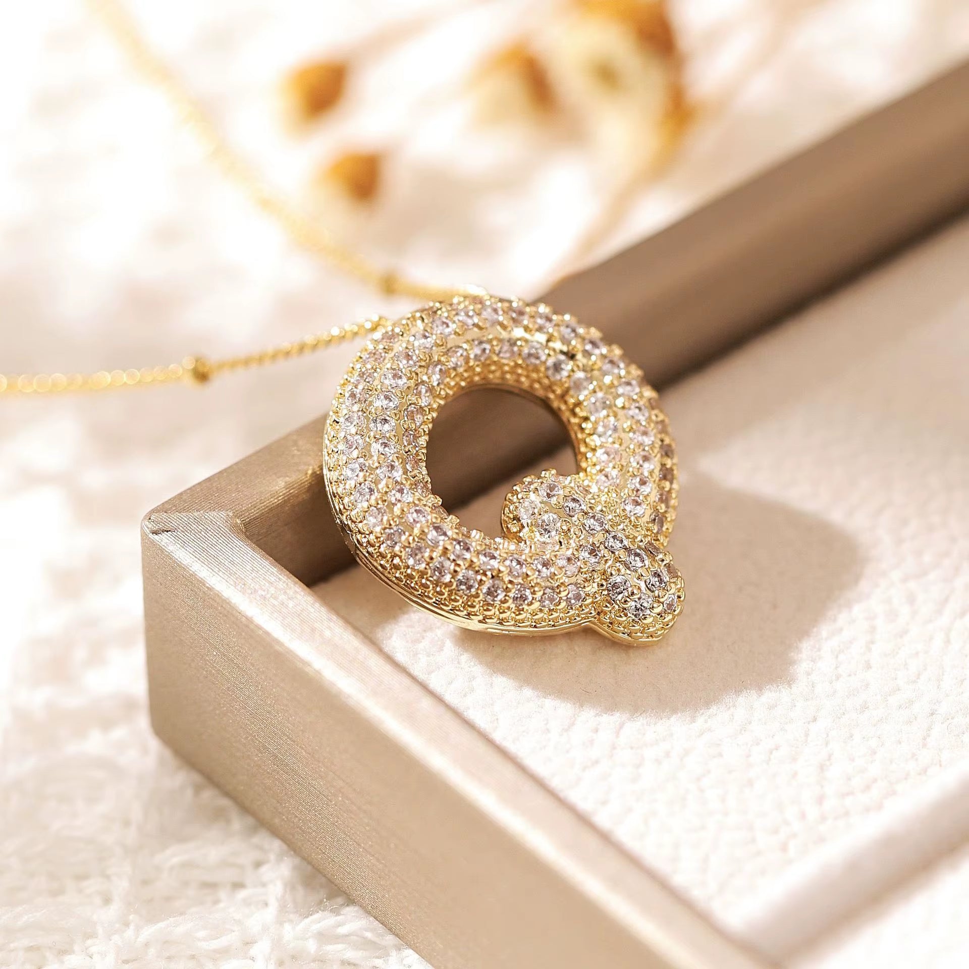Classics Zircon Inlay Letter Pendant Necklace Fashion Gold Color for Women Couple Holiday Gift Party Everyday Jewelry